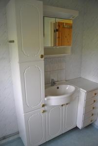 Kylpyhuone majoituspaikassa Orsastuguthyrning-Hansjö