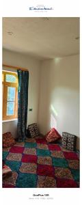 Postel nebo postele na pokoji v ubytování Sun Shine Guest House Baderkote Gulmarg