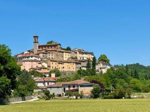 a town on top of a hill with houses at Casale Agrifoglio - Monterchi in Monterchi