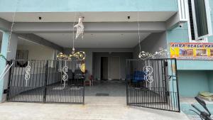 马哈巴利普拉姆MK Beach day的大楼前的大门