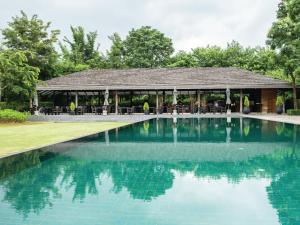 Bazén v ubytování MUTHI MAYA Forest Pool Villa Resort - SHA Plus Certified nebo v jeho okolí