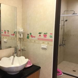 a bathroom with a sink and a shower at 闕麒景觀民宿Chill Villa B&B in Puli