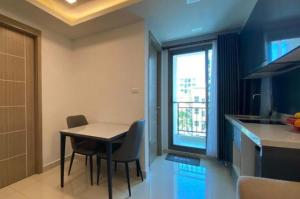 Arcadia beach resort في جنوب باتايا: مطبخ مع طاولة وكراسي ونافذة