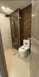 Arcadia beach resort في جنوب باتايا: حمام مزود بمرحاض ودش زجاجي