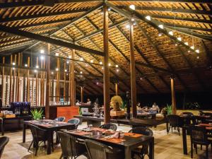 Restaurace v ubytování MUTHI MAYA Forest Pool Villa Resort - SHA Plus Certified