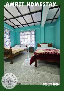 Postel nebo postele na pokoji v ubytování Amrit Homestay