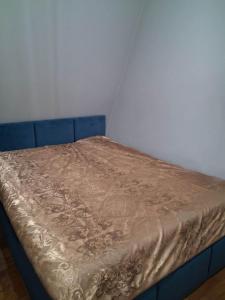 Кровать или кровати в номере Rooms in WOLA near Rondo ONZ i Daszyńskiego