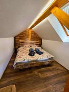 una camera da letto con letto in mansarda di Vineyard cottage Pri mali luži a Trebelno Altre 24 foto