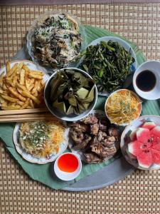Lũng TiềmにあるHomestay Khánh Pù luôngの食器とフライドポテトをトッピングしたテーブル