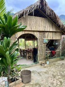 Lũng TiềmにあるHomestay Khánh Pù luôngのテーブルのある小さな小屋