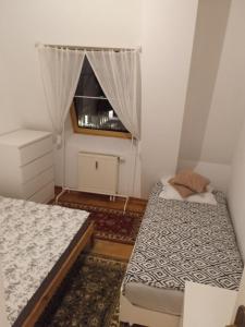 Кровать или кровати в номере Rooms in WOLA near Rondo ONZ i Daszyńskiego