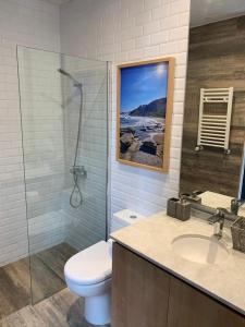 a bathroom with a toilet and a sink and a shower at Moderna casa laguna zapallar, 1 cuadra de la playa in La Laguna Zapallar