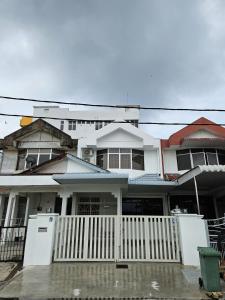 Το κτήριο όπου στεγάζεται  η παραθεριστική κατοικία