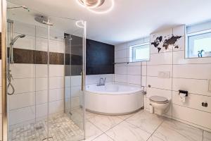 a bathroom with a tub and a toilet and a shower at Ruhig gelegenes Reihenhaus Nähe Europapark & Messe, Haustiere kostenlos für Familien und Geschäftsreisende, Rechnung auf Anfrage möglich in Offenburg +26 photos