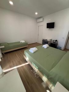 Stazione di PaestumにあるDon Rosarioのベッド2台と薄型テレビ付きの部屋