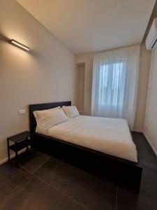 Appartamento sul molo - fra mare e Toscana في فياريجيو: غرفة نوم بسرير كبير مع نافذة