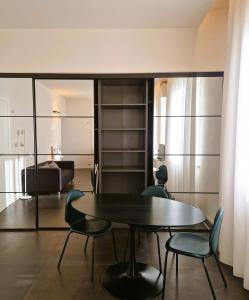 Appartamento sul molo - fra mare e Toscana في فياريجيو: غرفة طعام مع طاولة وكراسي