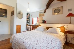 En eller flere senge i et værelse på La Treille