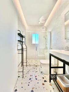 カストリアにあるΠράσινο σπιτάκιのトイレと洗面台付きのバスルーム