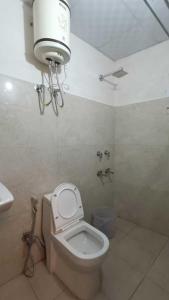 Ένα μπάνιο στο Family Hotel -1 Min Walk in Nizamuddin Railway Station +28 φωτογραφίες