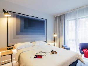 ティミショアラにあるibis Timisoara City Centerの大型ベッド1台、テレビが備わる客室です。