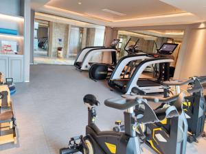 een fitnessruimte met diverse loopbanden en hometrainers bij Mercure Anyang Downtown in Anyang