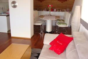 sala de estar con sofá blanco y mesa en Apartmani Maltar, en Varaždin