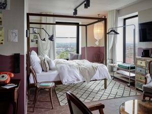 Un pat sau paturi într-o cameră la 25hours Hotel Das Tour +50 fotografii