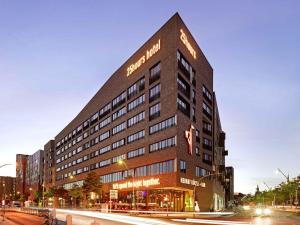 Tòa nhà nơi khách sạn tọa lạc