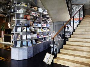 un escalier dans un magasin avec une étagère de produits dans l'établissement 25hours Hotel Hamburg HafenCity, à Hambourg