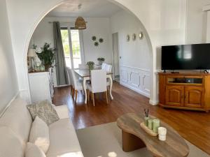 a living room with a couch and a table at La petite Compiégnoise in Margny-lès-Compiègne