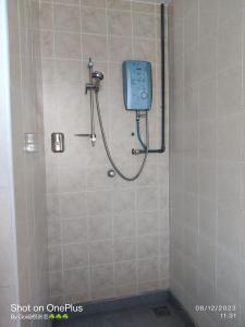eine Dusche mit einem blauen Telefon in einem Badezimmer in der Unterkunft Leisure Homestay BM in Bukit Mertajam + 32 Fotos