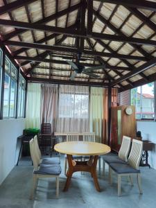 ein Esszimmer mit Tisch und Stühlen in der Unterkunft Leisure Homestay BM in Bukit Mertajam