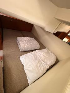 BATEAU DE PRESTIGE - La Rochelle 객실 침대