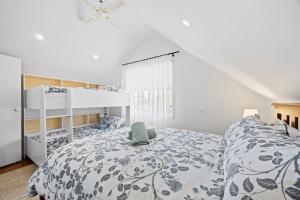 Ένα ή περισσότερα κρεβάτια σε δωμάτιο στο Horizon Loft by Ready Set Stay