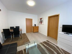 ゲーラにあるBüchner 50のリビングルーム(ダイニングテーブル、テレビ付)