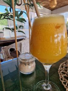un vaso de zumo de naranja sentado en una mesa en Magoito Beach-Beautiful Walkways and Fossil Cliffs, en São João das Lampas 20 fotos más