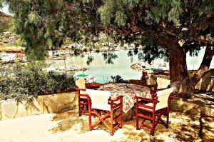 マクリ・ギアロスにあるVilla Dimitraの川の景色を望むテーブルと椅子