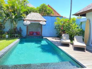 una piscina con cenador junto a una casa en Jabunami Villa, en Canggu