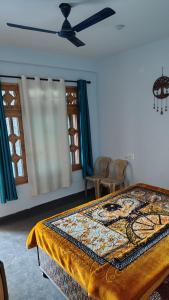 um quarto com uma cama e um ventilador de teto em Brother's in Mountains em Kasol