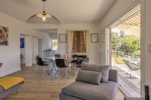 a living room with a couch and a table with chairs at Villa Jeanne in Linguizzetta