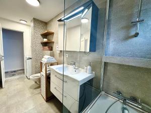 ザルネシュティにあるAlina Residence Zărneștiの洗面台、シャワー、トイレ付きのバスルーム