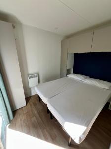 En eller flere senge i et værelse på GlampChalet 5 Persone Pool&Parking-Pietra Ligure + 38 billeder