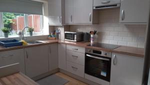 Η κουζίνα ή μικρή κουζίνα στο Solihull home +2 φωτογραφίες