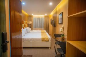 a hotel room with a bed and a desk at Perc Hotel in Pinamungahan