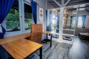 a room with a table and a chair in it at Moonlight Villa Close By Blue Lagoon in Nusa Ceningan