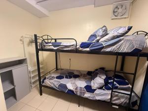 zwei Etagenbetten in einem kleinen Zimmer mit in der Unterkunft FamBnb in Manila + 8 Fotos
