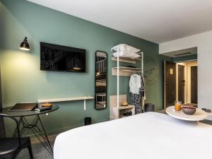 une chambre avec un lit et un mur végétal dans l'établissement ibis Styles Limoges Centre, à Limoges