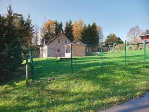 MoresséeにあるElegant Retreat, Somme-Leuzeの家屋を背景にした畑の柵