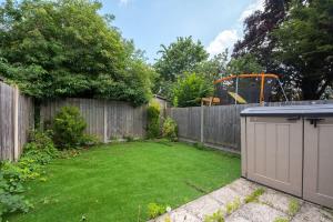 a backyard with a fence and a yard with a gate at Romford - Balcony - Outdoor Space - Parking Space in Romford